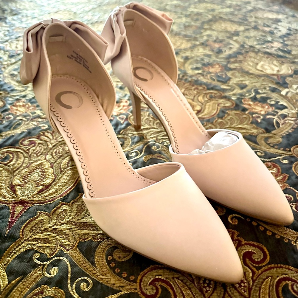 Absolutely beautiful satin champagne/beige heels